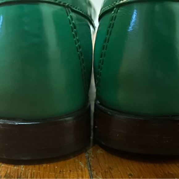 Weejuns Women's Green
Solid Slip On Almond Toe Loafers - Picture 2 of 4